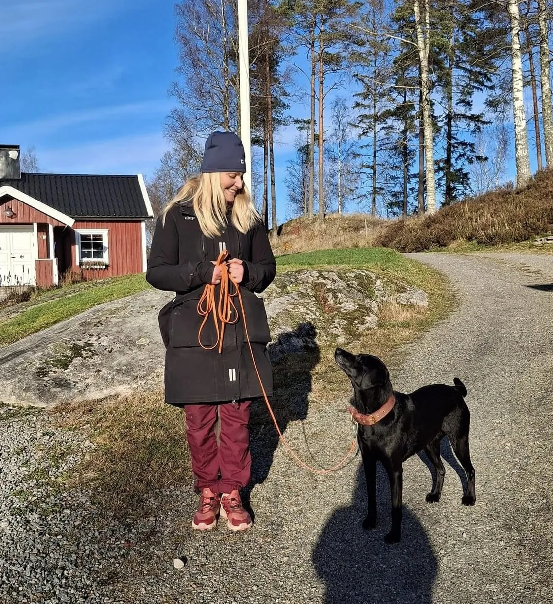 Porträtt av Liss Langstrand, certifierad hundpsykolog, med hund